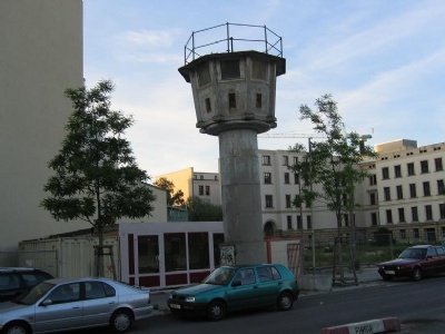 Berlin – Bernauer StrasseVakttorn längs muren vid Potsdamer Platz (2006). Numera rivet.