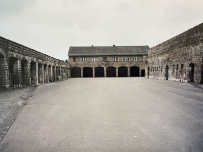 MauthausenInnergården med lägeradministrationen längst fram 