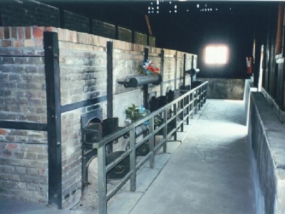 MajdanekKrematoriet: Människoaska ligger alltjämt kvar då nazisterna evakuerade lägret i all hast sommaren 1944 (1997)