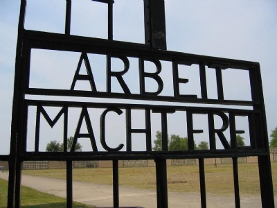 SachsenhausenGrinden vid lägerentrén (2006)