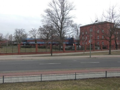 Spandau fängelseMitt i bilden låg infarten till fängelseentrén och byggnaden till höger var ett vakthus