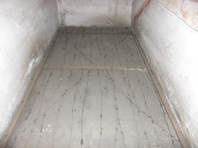 Crveni krstTaggtråd på golvet i en straffcell