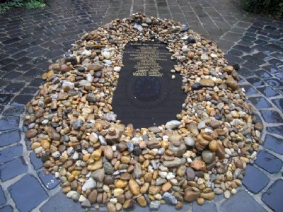 Budapest gettoWallenberg Memorial Park - minnesmonument över Raoul Wallenberg (centrala gettot)