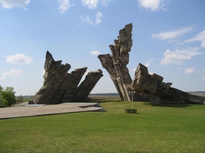 Kaunas – Fort IXMinnesmonument utanför fortet
