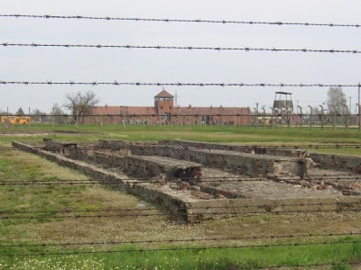 Auschwitz II – BirkenauLägerentrén sett från sektion BII