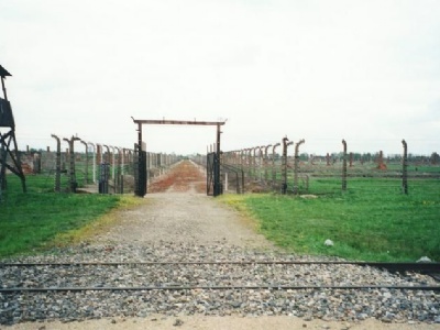 Auschwitz II – BirkenauAuschwitz II - Birkenau: Sektion BII, vägen till krematorium 4 - 5