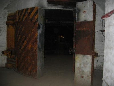 BalaklavaDörrarna inne i basen skulle klara av en direkt atombombsträff