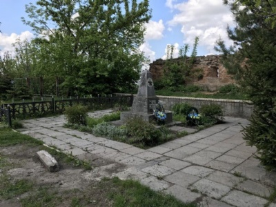 BerdychivMinnesmonument på klostergården (49°53'52.13 N 28°34'26.26 E)