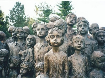 LidiceMinnesmonument över de 88 barn från Lidice som skickades till Chelmno och gasades