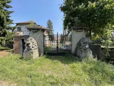 Panenske BrezanyNedre slottet. Grinden in till Heydrichs villa (2025)