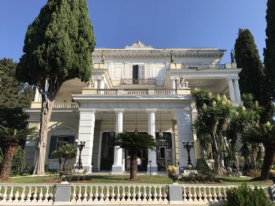 Korfu – AchilleionHuvudingången till palatset