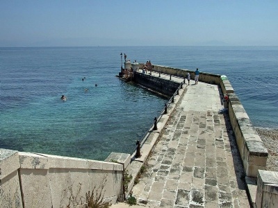 Korfu – AchilleionPiren nere vid strandkanten