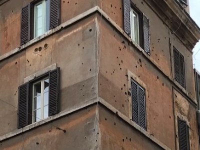Rom – Via RasellaByggnaden bär fortfarande tydliga spår efter skottlossningen