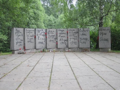 LeningradMonument längs Livets väg (utdrag ur en flickas dagbok som dog under belägringen)