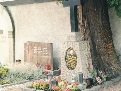 Leonding kyrkogårdHitlers föräldrars grav (1998)