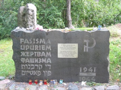 RumbulaDetta minnesmonument var det första som upprättades (1964) i det f.d. Sovjetunionen som specifikt hedrade de judar som mördades i Sovjetunionen mellan 1941 och 1944.