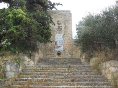 KretaFallschirmjäger Denkmal strax väster om Chania