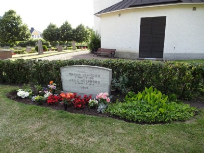 Lono MansionZarah Leander and her husband's grave at Häradshammars church