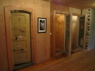 EspelandRekonstruerade fångceller i den manliga encellsbaracken (dörren till vänster är en originaldörr från kretsfängelset i Bergen)