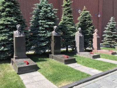 Moskva – Röda torgetGravar vid Kremlmuren. Från vänster till höger, Mikhail Kalinin, Jurij Andropov, Felix Dzerzjinskij, Leonid Brezjnev
