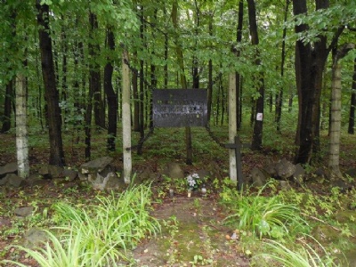 BudzynMinnesmonument uppsatt mellan två lägerstolpar