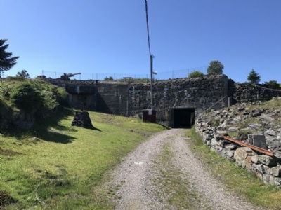 Fjell fästning
I mitten på bilden till vänster syns minnesmonumentet för de krigsfångar som byggde fästningen