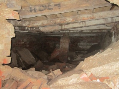 NemmersdorfInuti ladans källare där civila sökte skydd innan de upptäcktes av sovjetiska soldater