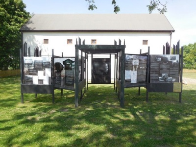 Chelmno (Kulmhof)Schlosslager: Utställning utanför ladan