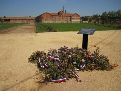 Les MillesI bakgrunden syns lägret/museet