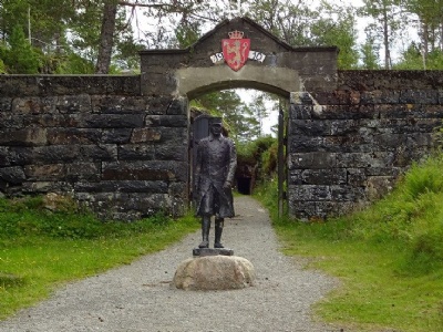 Hegra fästningStaty av kommendanten Hans Reidar Holtermann (1885 - 1966) utanför ingången till fästningen