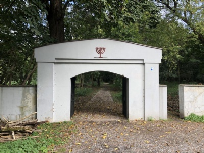 Czestochowa – Jewish CemeteryHuvudingången till kyrkogården/begravningsplatsen