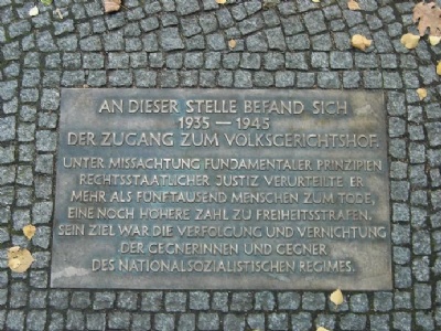 Berlin – FolkdomstolenMinnesmonument i gatan utanför f.d. Volksgerichtshof