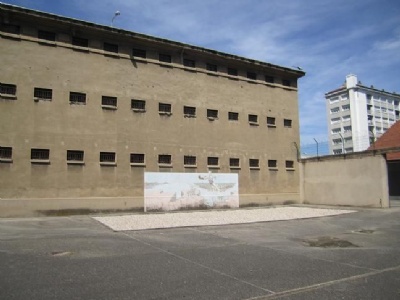 Montluc fängelsePå fängelsets innergård byggdes en träbarack för judar. Baracken revs efter kriget