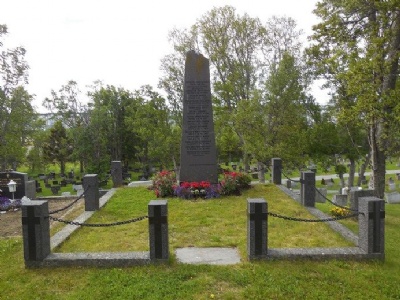 Krøkebärsletta
På en närliggande kyrkogård finns ett minnesmonument för de åtta personer som mördades i oktober 1943