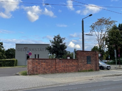 Brandenburg gamla fängelseMuren framför museet med den östtyska minnestavlan (2025)
