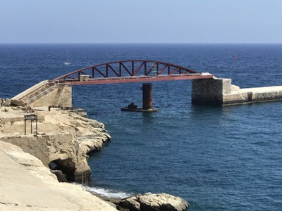 MaltaÅteruppbyggd bro som förstördes vid ett anfall av italienska torpedbåtar