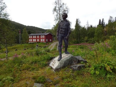 RjukanStaty vid Krokan turiststuga föreställande sabotören Claus Helberg