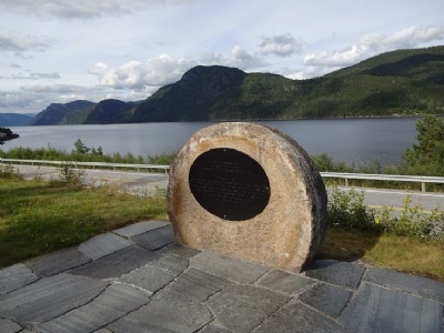 RjukanMinnesmonument vid Tinnsjön över de som dog i samband med sänkningen av S/F Hydro