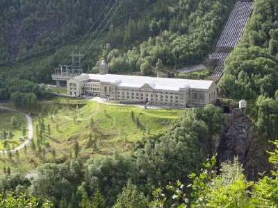 RjukanKraftstationen. Tungvattenfabriken låg framför kraftstationen