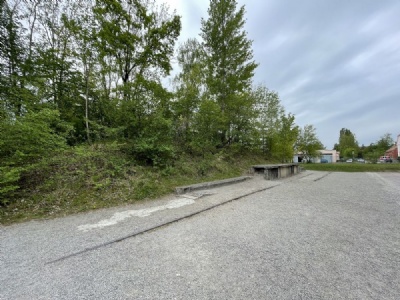 DachauRuin efter lastkaj och räls längs gatan mellan fånglägret och SS område (2026)