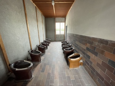 DachauToaletter i rekonstruerad barrack (2026)