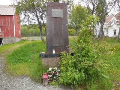 Tromsö – HåköyaMinnesmonument uppåt land tillverkat av metall från Tirpitz