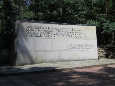 DresdenHeide kyrkogård - Minnesmonument för offren vid bombräden den 13 - 14 februari 1945
