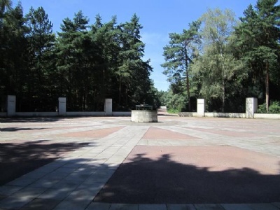 DresdenMinnesmonument vid massgravarna på Heidekyrkogården där tusentals av offren från bombräden begravdes. Monumentet som syns i bakgrunden är tillägnat bomboffren den 13 - 14 februari.