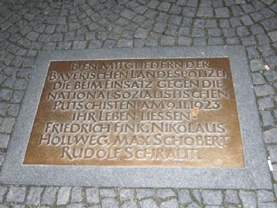 München – FeldherrnkellerDen gamla minnestavlan som fanns på marken framför Odeonsplatz