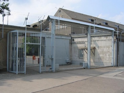 Berlin – Stasi fängelseFängelsegrinden sett inifrån