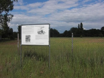 Oranienburg - KlinkerwerkDet finns informationstavlor litre varstans på det f.d. lägerområdet