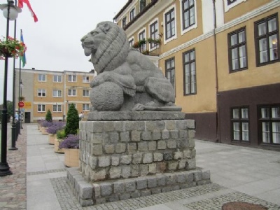 OlsztynekLejonstaty från memorialet som numera står på torget i Olsztynek