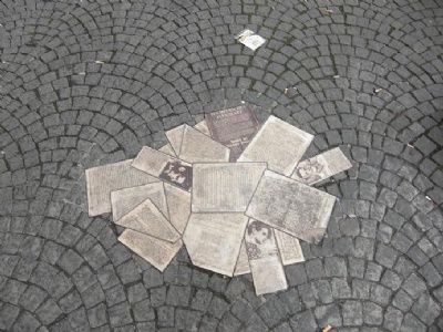 München – LMUKopior av flygbladen som monument på marken