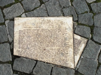 München – LMUKopior av flygbladen som monument på marken